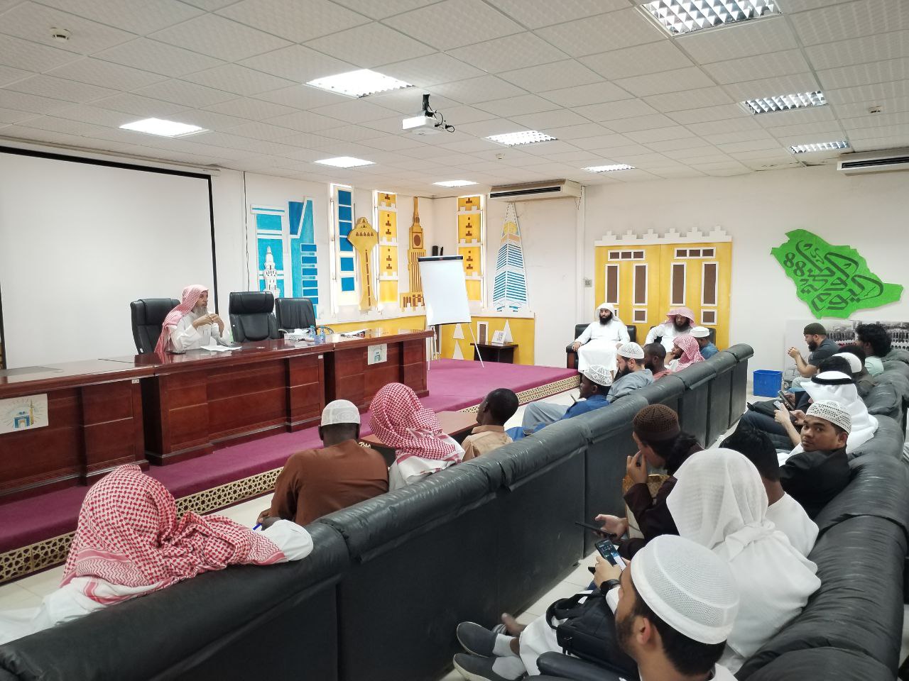 تنفيذ لقاء أكاديمي لطلاب معهد تعليم اللغة العربية بالتعاون مع وحدة التوعية الفكرية يوم الأربعاء 11-10-1446